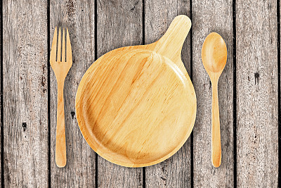 厨具套装木盘，叉子，勺子在旧木桌上moc up你的食物产品。图片下载
