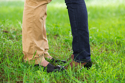 一对的腿相对的特写图片下载