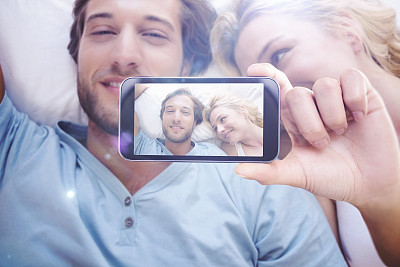 手持智能手机显示的合成图像图片下载