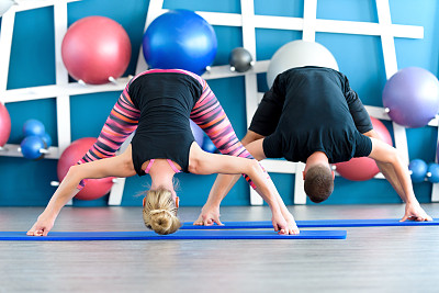 年轻人在上瑜伽课。瑜珈组的概念。图片下载