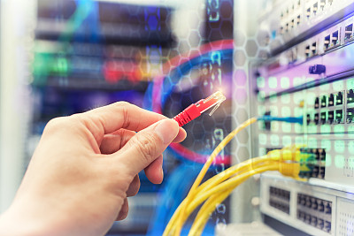 正在插入电缆的人图片下载