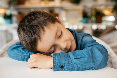 睡觉的男孩图片下载