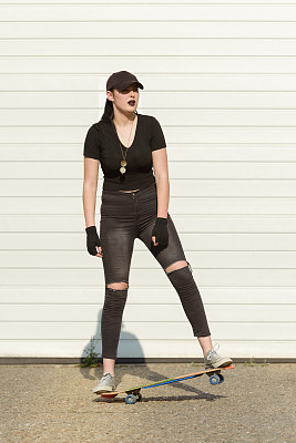 一个玩滑板的女孩图片下载