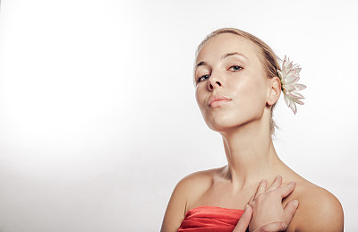 傲慢的女孩图片下载