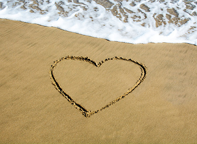 画在沙滩上的心图片下载