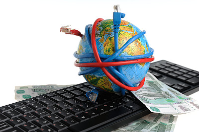 白色背景上有金钱和地球仪的电脑键盘图片下载
