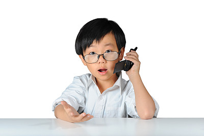 亚洲男孩打电话图片下载