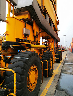 工业港口的封闭式轮式橡胶试龙门起重机(RTG)图片下载