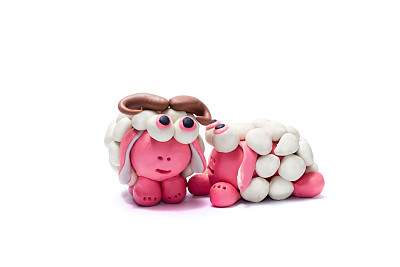 两个橡皮泥的羊。图片下载