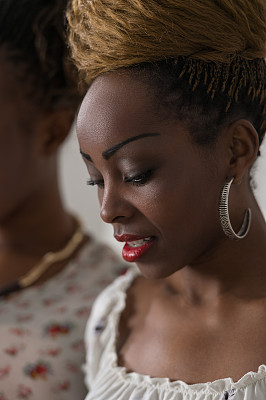 女性朋友在一起图片下载