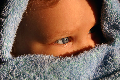 裹着浴巾的孩子图片下载