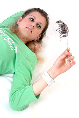 女孩拿着一朵干花图片下载