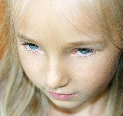 思考的年轻女孩图片下载