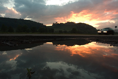 水坑中的倒影图片下载