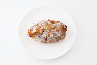 法式奶酪面包盘，白色背景图片下载