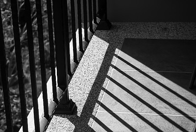 阳光和阴影从部分阳台，黑白阴影图片下载