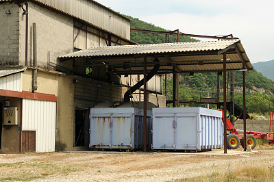 在法国普罗旺斯的薰衣草酿酒厂工作图片下载