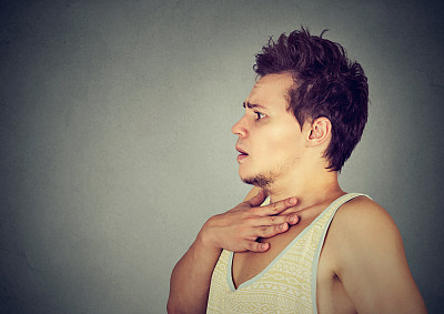 一个惊恐不安的年轻人的肖像图片下载