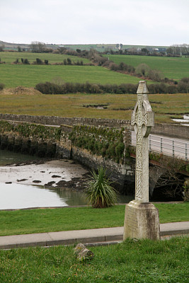 水边的凯尔特十字图片下载
