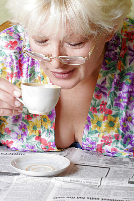 早间新闻和咖啡图片下载