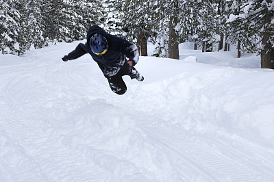 拉丁少年跳进雪滩图片下载