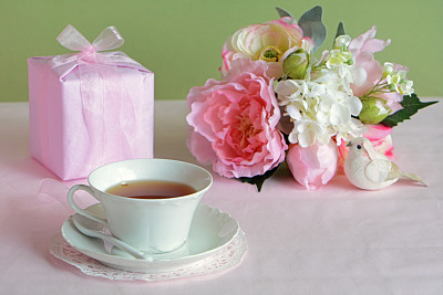 可爱的鲜花，礼物和一杯茶图片下载