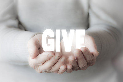 女人的手写着“给予”图片下载