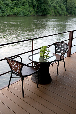 休闲度假时，把椅子装饰在河边。图片下载