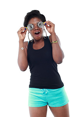 可爱的美国黑人女人透过旧眼镜看图片下载