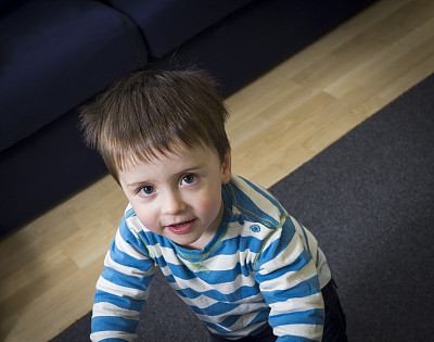 小男孩抬起头图片下载