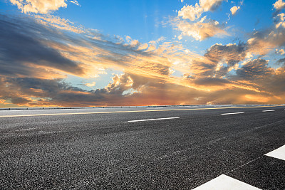 日落时的柏油路和天空的云图片下载