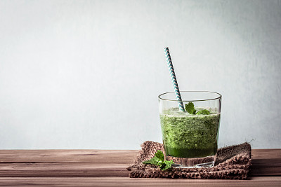健康的新鲜绿色果汁在饮用玻璃上的木桌健康排毒和饮食习惯的概念图片下载