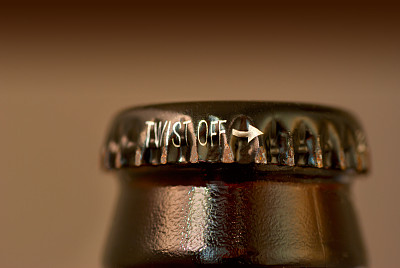 拧开啤酒盖特写图片下载