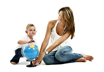 母亲和年幼的儿子一起转动地球图片下载