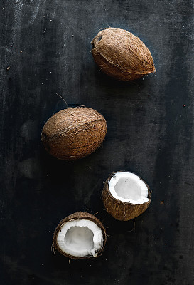 整个和破碎的椰子在黑暗的垃圾背景图片下载