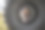 一名男子在障碍赛中爬过轮胎图片下载