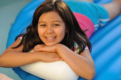 九岁小女孩在游泳池里玩图片下载