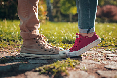 运动鞋里的两条腿图片下载