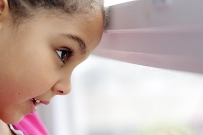 侧面的女孩(5-6)透过窗户看图片下载