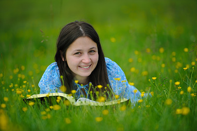 年轻女孩在读圣经图片下载