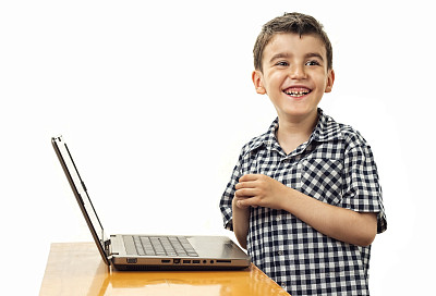 小男孩使用笔记本电脑图片下载