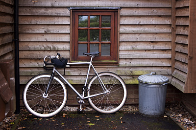 自行车靠在木墙上图片下载