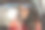 可悲的长头发女人在破窗破车里图片下载