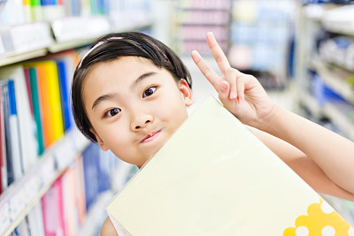 快乐的中国小女孩在超市图片下载