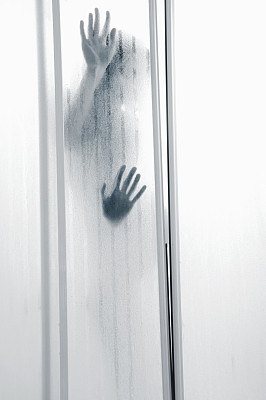 模糊的玻璃后面赤裸的剪影图片下载