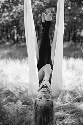 空中瑜伽吊床上的女人图片下载