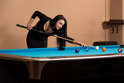 年轻女子专注于球图片下载