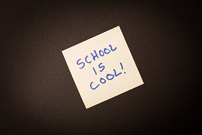 学校很酷!便利贴，孤立在黑色图片下载