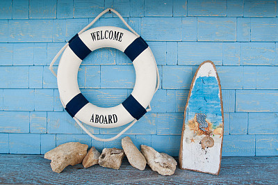 救生圈上有欢迎上船的字样图片下载