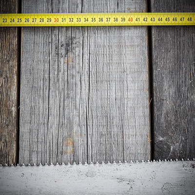 在木板上的带绳和锯齿图片下载